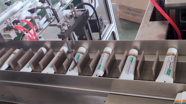 ماكينة تعبئة في كرتون بسرعة